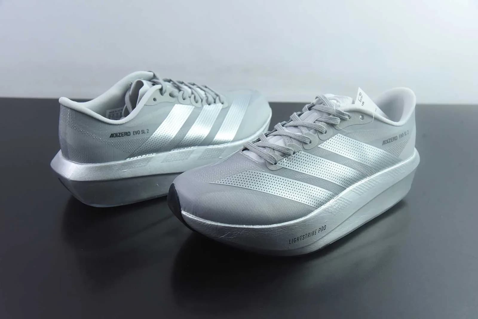 adidas Adizero Evo SL 2 na colorway Silver Metallic / Cloud White (prateado metalizado com as três riscas e pormenores prateados/brancos e inscrição "ADIZERO EVO SL 2")