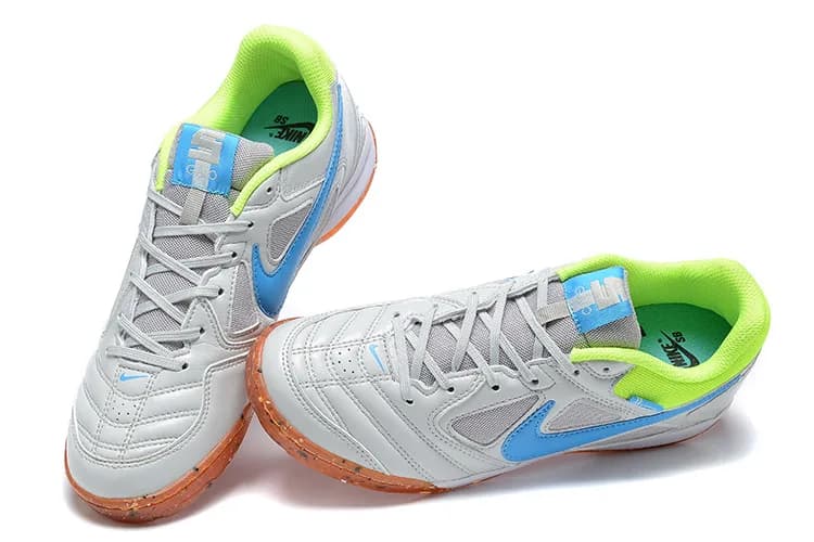 Nike Streetgato (em tom cinza, azul-celeste e verde-lima com sola castanha/gum salpicada).