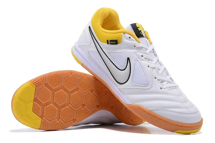 Nike Streetgato (em tom branco, amarelo e preto com sola castanha/gum).
