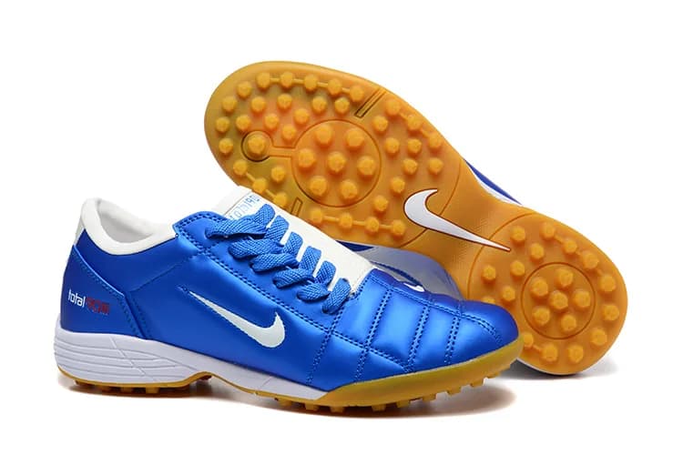 Nike Air Zoom Total 90 III TF (em tom azul-metálico com detalhes em branco e vermelho, e sola castanha/gum).