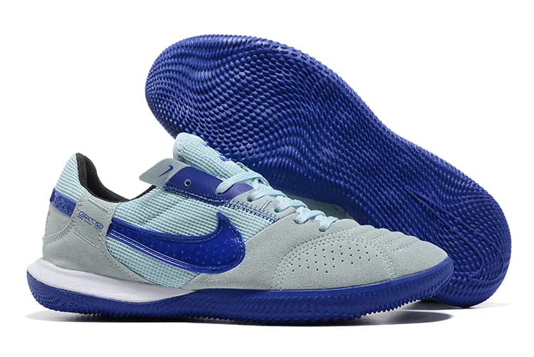 Nike React Gato (em tom cinza-claro/azul-bebé, azul-escuro e preto com sola azul).