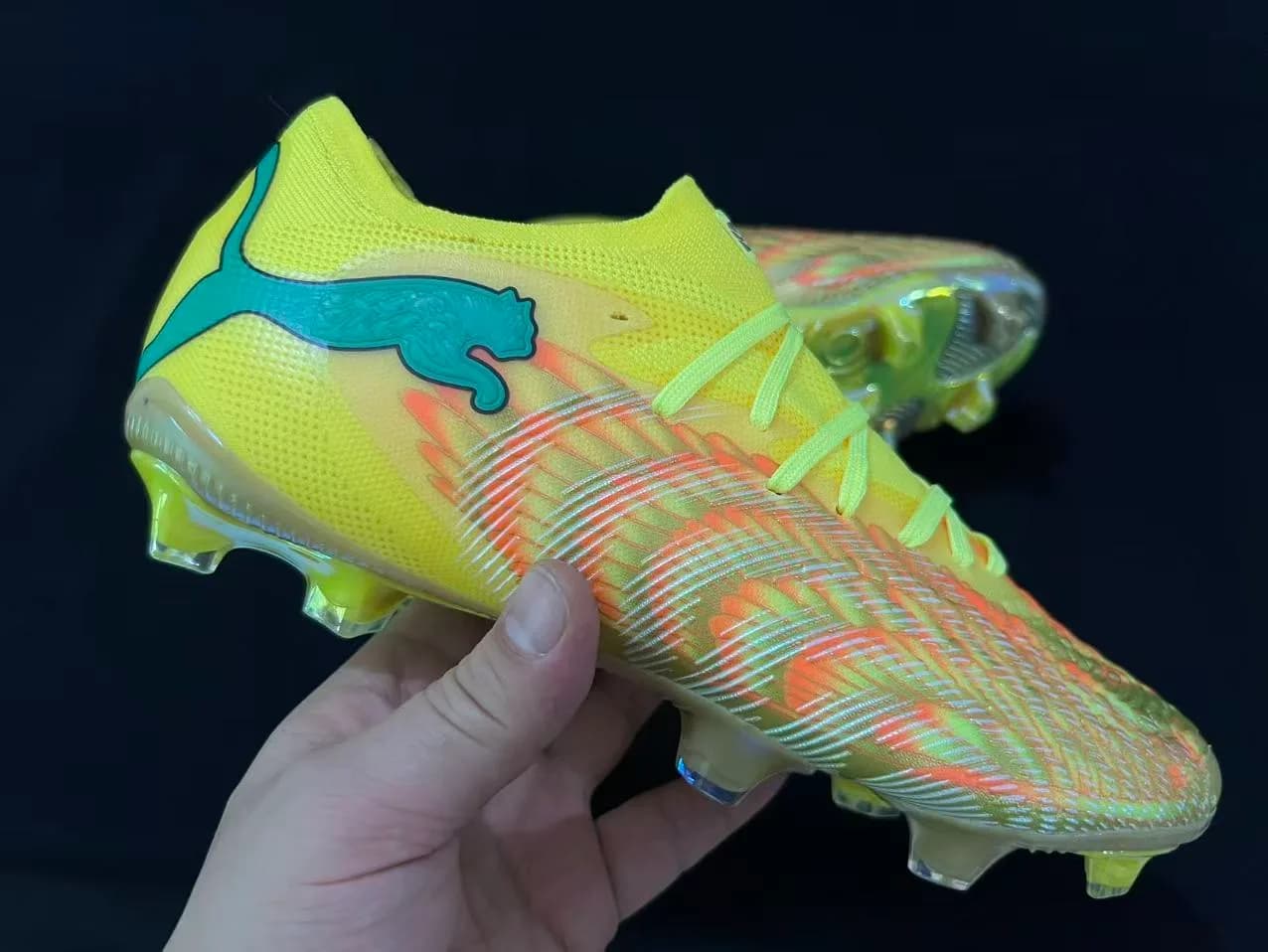 ? Puma Future Ultimate FG/AG (em tom amarelo-fluorescente/lima com detalhes em laranja e azul-turquesa).