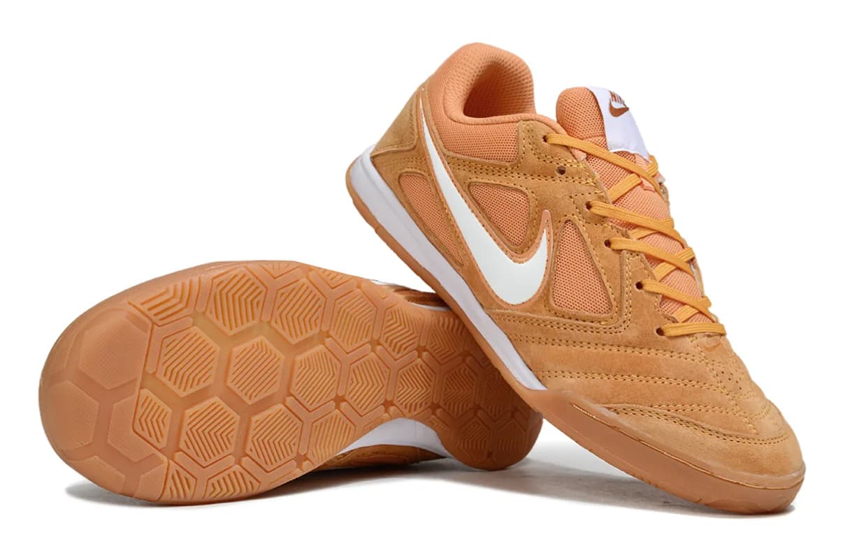 Nike Streetgato (em tom castanho/caramelo com swoosh branco e sola castanha/gum).