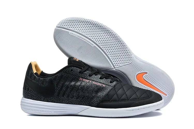 Nike Lunar Gato II (em tom preto com pormenores em dourado/amarelo, detalhes em rosa e sola branca).