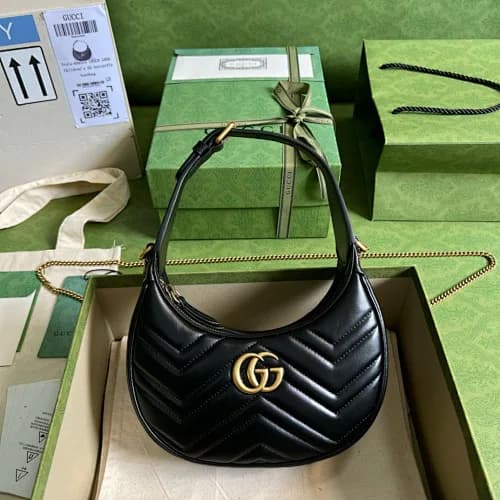 Gucci (modelo GG Marmont Half-Moon / Mini Bag em pele preta).