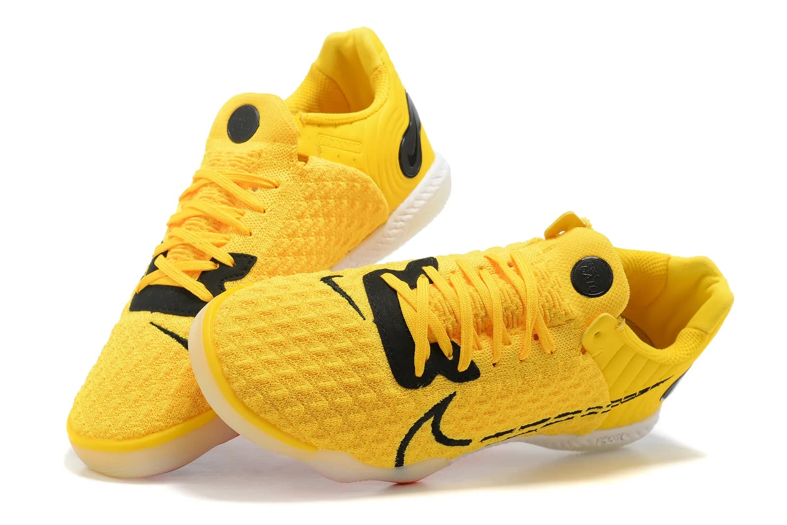 Nike React Phantom GT PRO IC (em tom amarelo e preto, com sola clara/transparente e detalhes em laranja e preto).