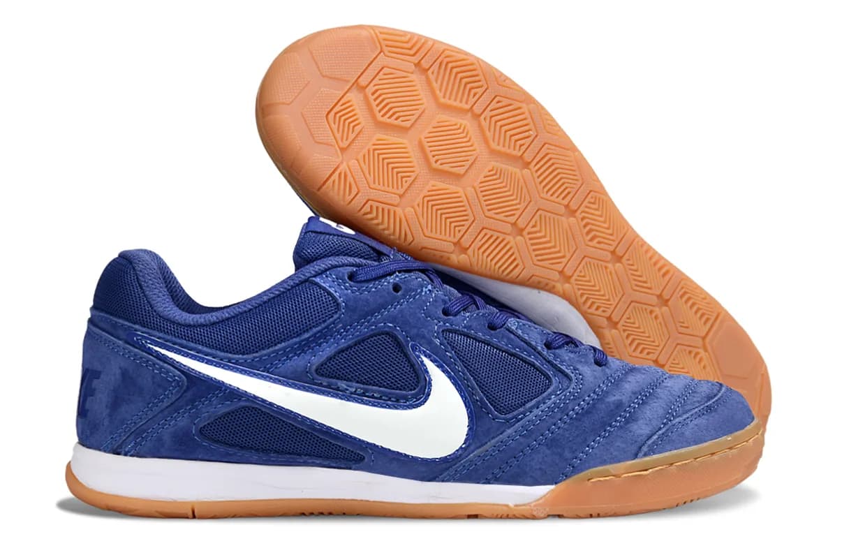 Nike Streetgato (em tom azul-escuro/azul-marinho com swoosh branco e sola castanha/gum).