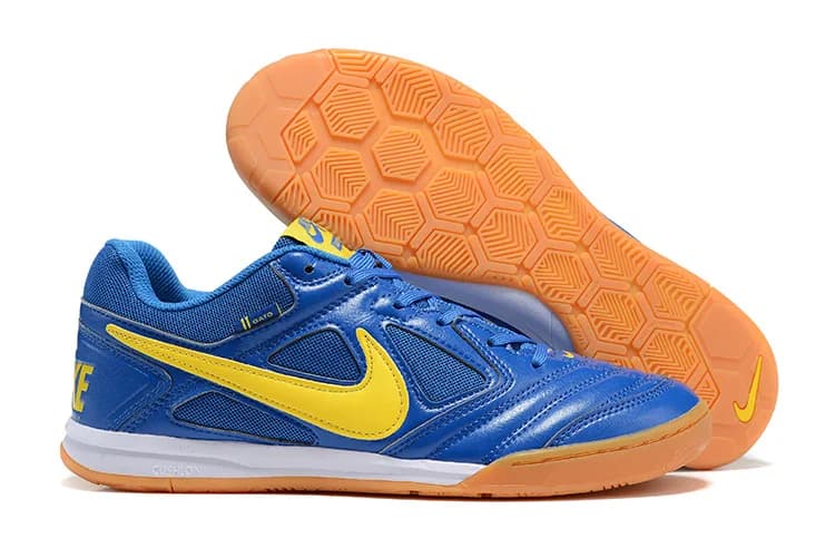 Supreme x Nike SB Streetgato (em tom azul e amarelo com sola castanha/gum).