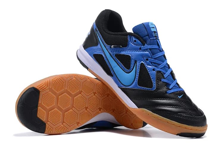 Nike Streetgato (em tom preto, azul e azul-celeste com sola castanha/gum).