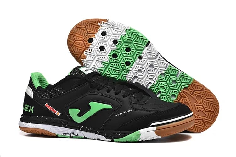 Joma Top Flex Rebound IN (em tom preto, verde e detalhes em branco com sola tricolor).
