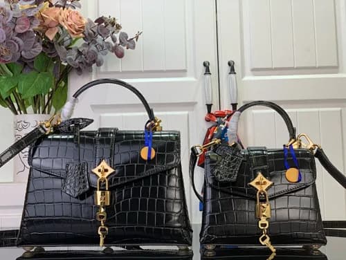 Louis Vuitton em pele com efeito crocodilo na cor preta.
