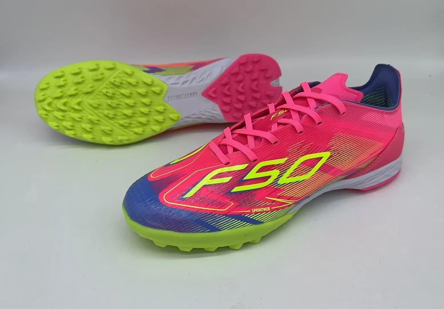 Adidas F50 Elite TF (em tom rosa, azul e amarelo-volt)