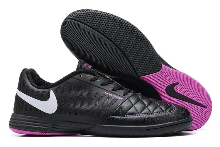 Nike Lunar Gato II (em tom preto e branco com pormenores em rosa/púrpura).