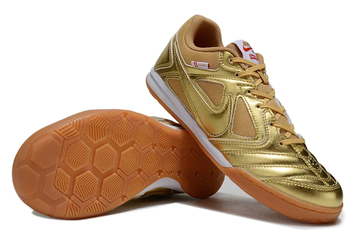 Nike Streetgato (em tom dourado reluzente com sola intermédia branca e sola exterior castanha/gum).