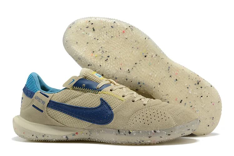 Nike Streetgato (em tom bege/areia, azul e pormenores em azul-celeste com sola salpicada).
