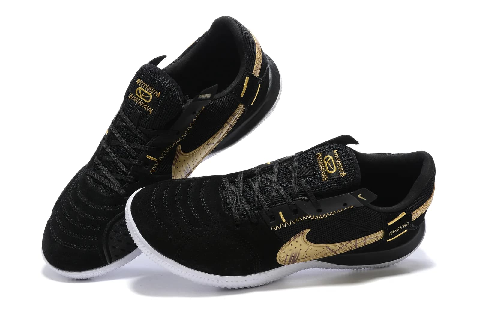 Nike Streetgato (em tom preto e dourado com sola branca).