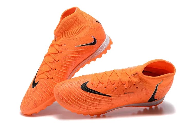Nike Phantom Luna Elite TF (em tom laranja vibrante com detalhes em preto e prateado, gola de cano alto em malha e sola para relva sintética/turf).