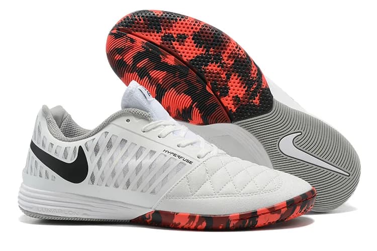 Nike Lunar Gato II (em tom branco, cinza e preto com sola camuflada/marmorizada em tons de vermelho e preto).
