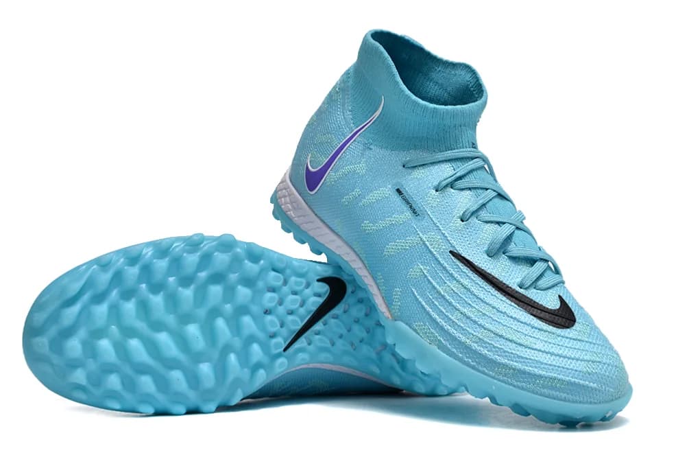 Nike Phantom Luna Elite TF (em tom azul-celeste/azul-claro com o logótipo Nike em roxo, sola intermédia branca e sola exterior azul para relva sintética/turf).