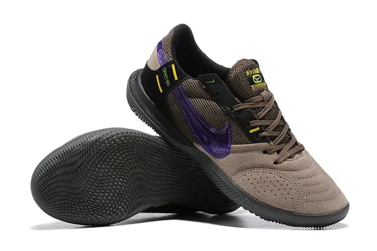 Nike React Gato (em tom marrom/castanho-claro, preto e pormenores em roxo e amarelo-lima).