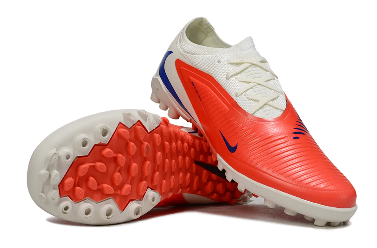 Nike Phantom GX Pro TF (em tom branco/off-white e laranja vibrante com detalhes em azul e sola para relva sintética/turf em laranja e branco).