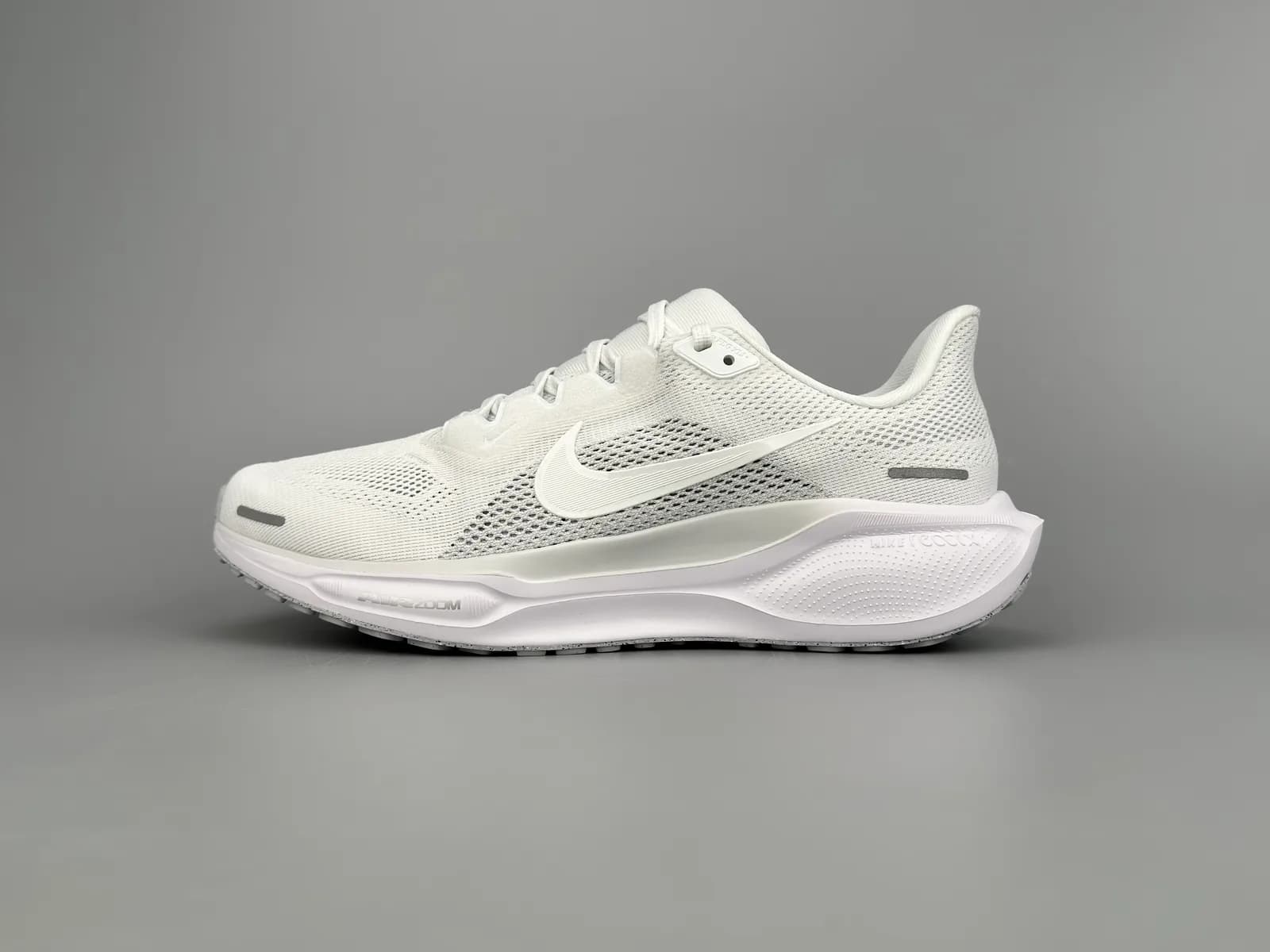 Nike Air Zoom Vomero 17 (ou Vomero 16) na colorway Triple White / White Metallic Silver