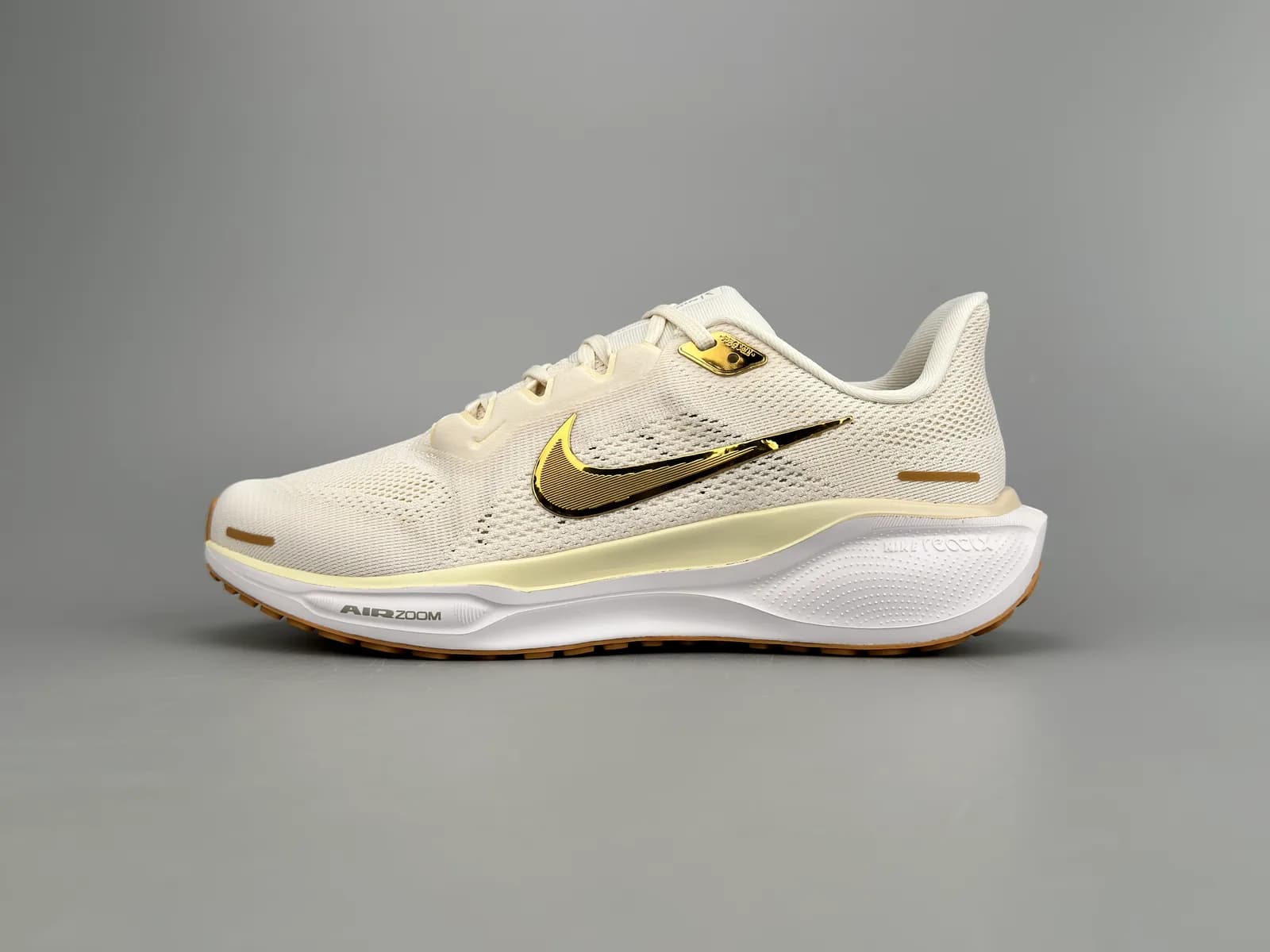 Nike Air Zoom Vomero 16 (ou Vomero 17), na colorway Sail / Metallic Gold (ou Coconut Milk / Gold)