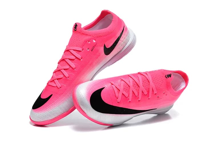 Nike Mercurial Vapor 13 Pro IC (em tom rosa vibrante e cinza/prata com pormenores em preto e sola rosa).