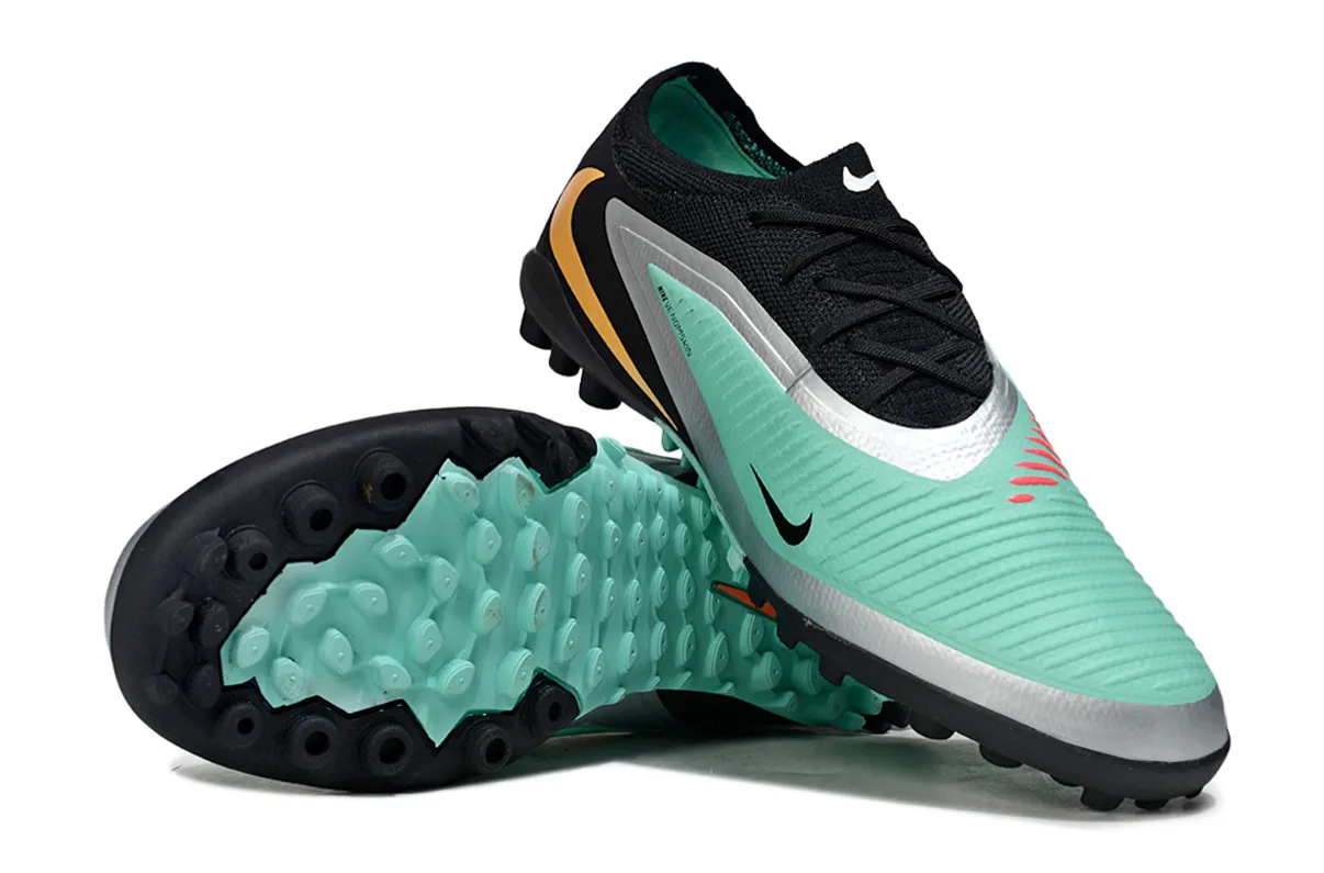 Nike Phantom GX Pro TF (em tom verde-menta/turquesa e preto com detalhes em prateado, swoosh dourado no calcanhar e sola para relva sintética/turf).