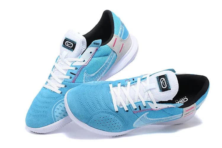 Nike Streetgato (em tom azul-celeste, branco e cinza com detalhes em rosa e sola branca).