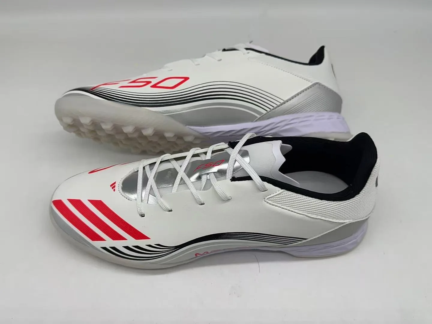 Adidas F50 Elite TF (em tom branco, vermelho, prateado e detalhes em preto).