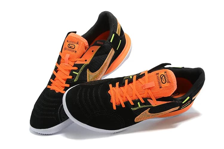 Nike Streetgato (em tom preto, laranja e dourado com sola branca).