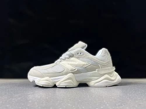 New Balance 9060 na cor Sea Salt / Off-White (branco em tons de creme/bege)