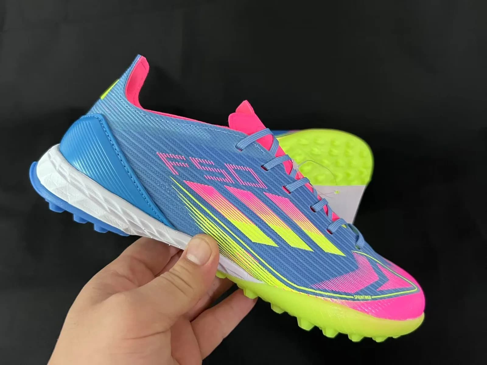 / /Adidas F50 Elite TF (em tom azul, rosa e amarelo-volt)