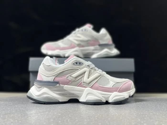 New Balance 9060 na colorway Sea Salt / Quartz Pink (ou Pink / Grey)