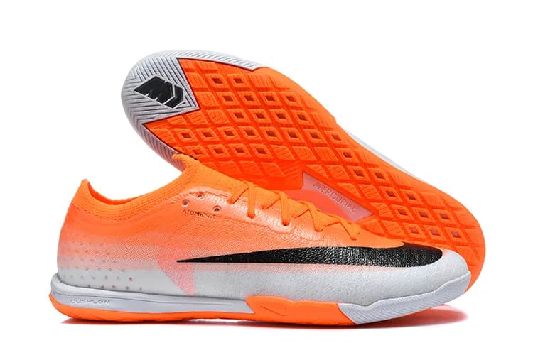 Nike Mercurial Vapor 14 Pro IC (em tom laranja vibrante e cinza/prata com pormenores em preto e sola laranja).