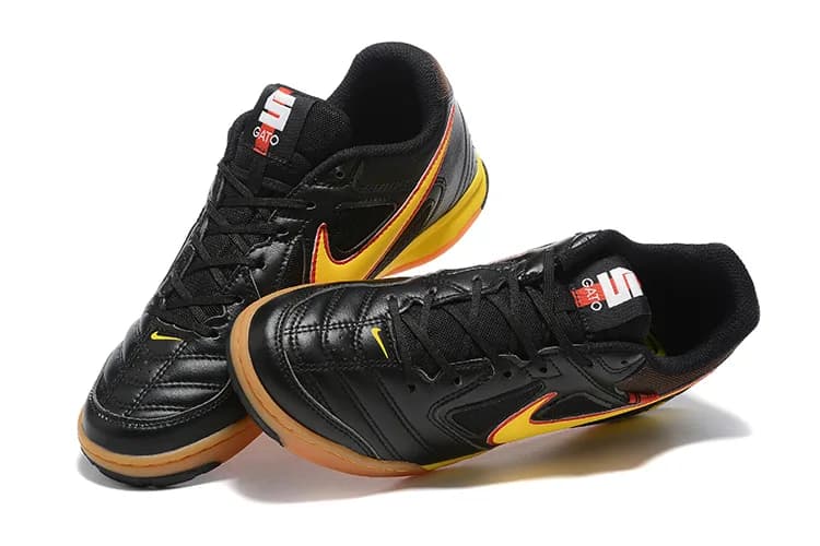 Nike React Gato (em tom marrom/castanho-claro, preto e pormenores em rxo e amarelo-lima).